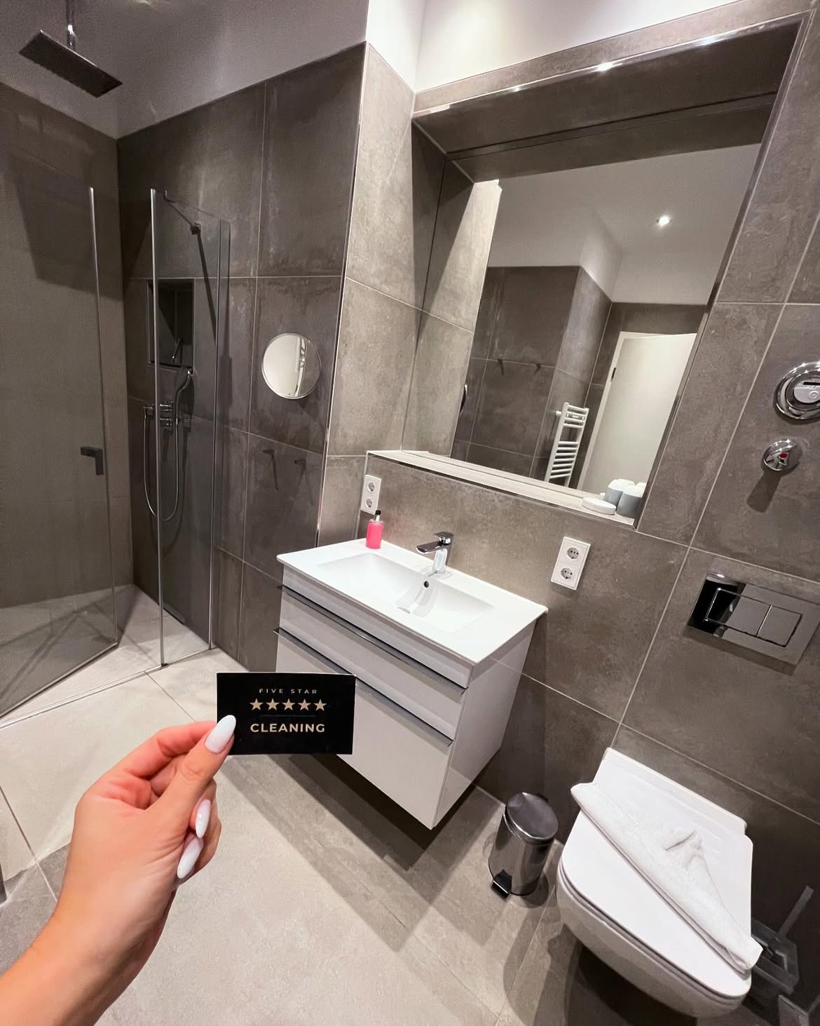 Bad mit Schieferoptik und begehbarer Dusche