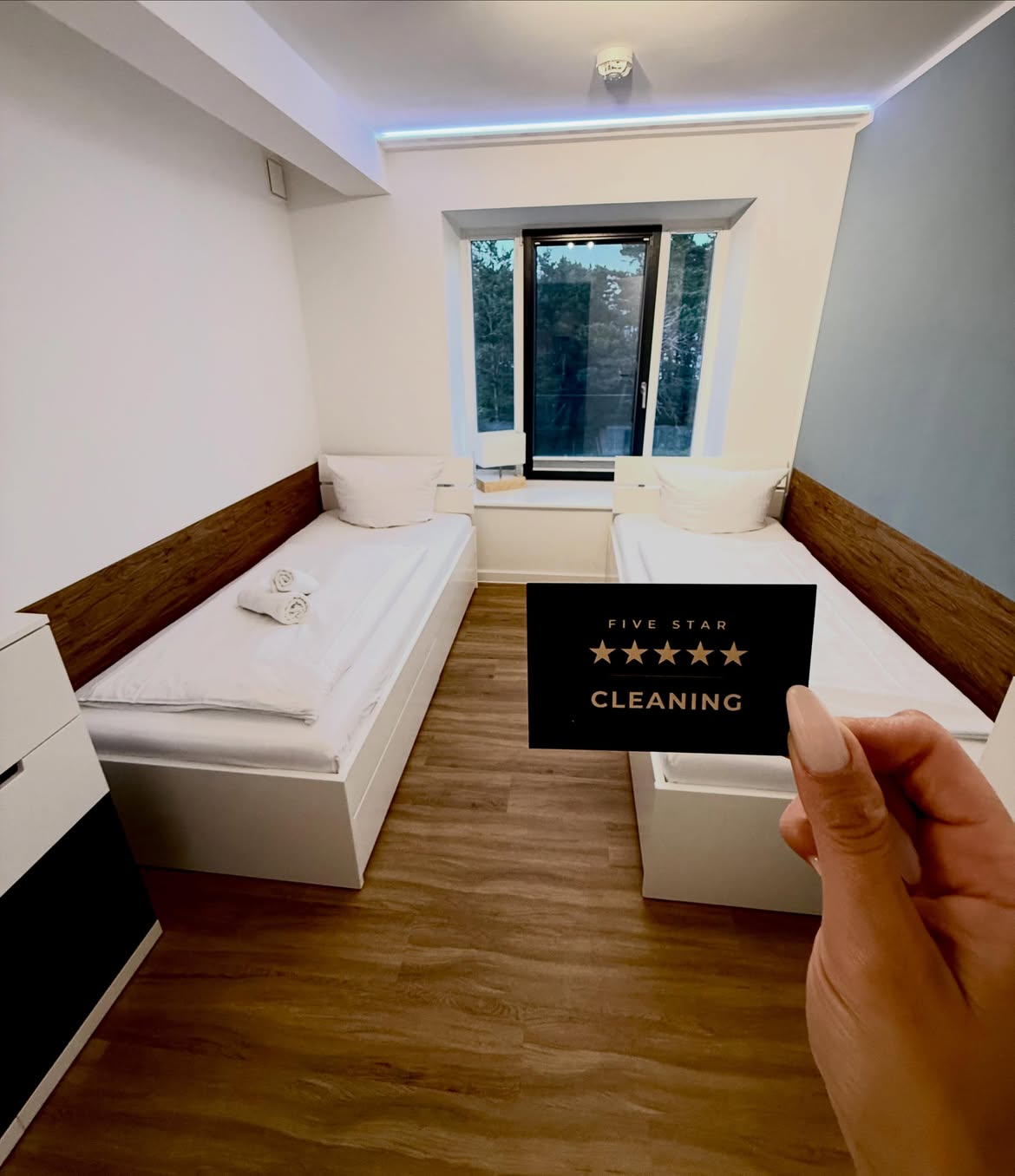 Zweibettzimmer mit frischen Handtüchern