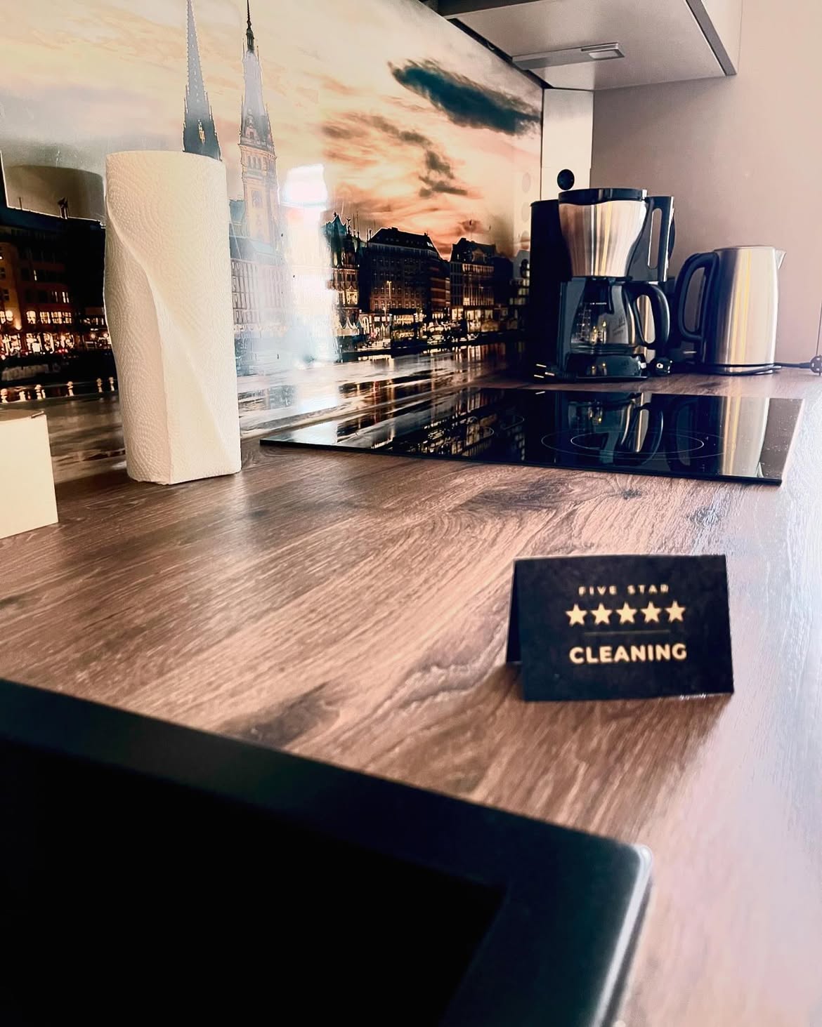 Gereinigte Küchenzeile mit Kaffeemaschine und Wasserkocher