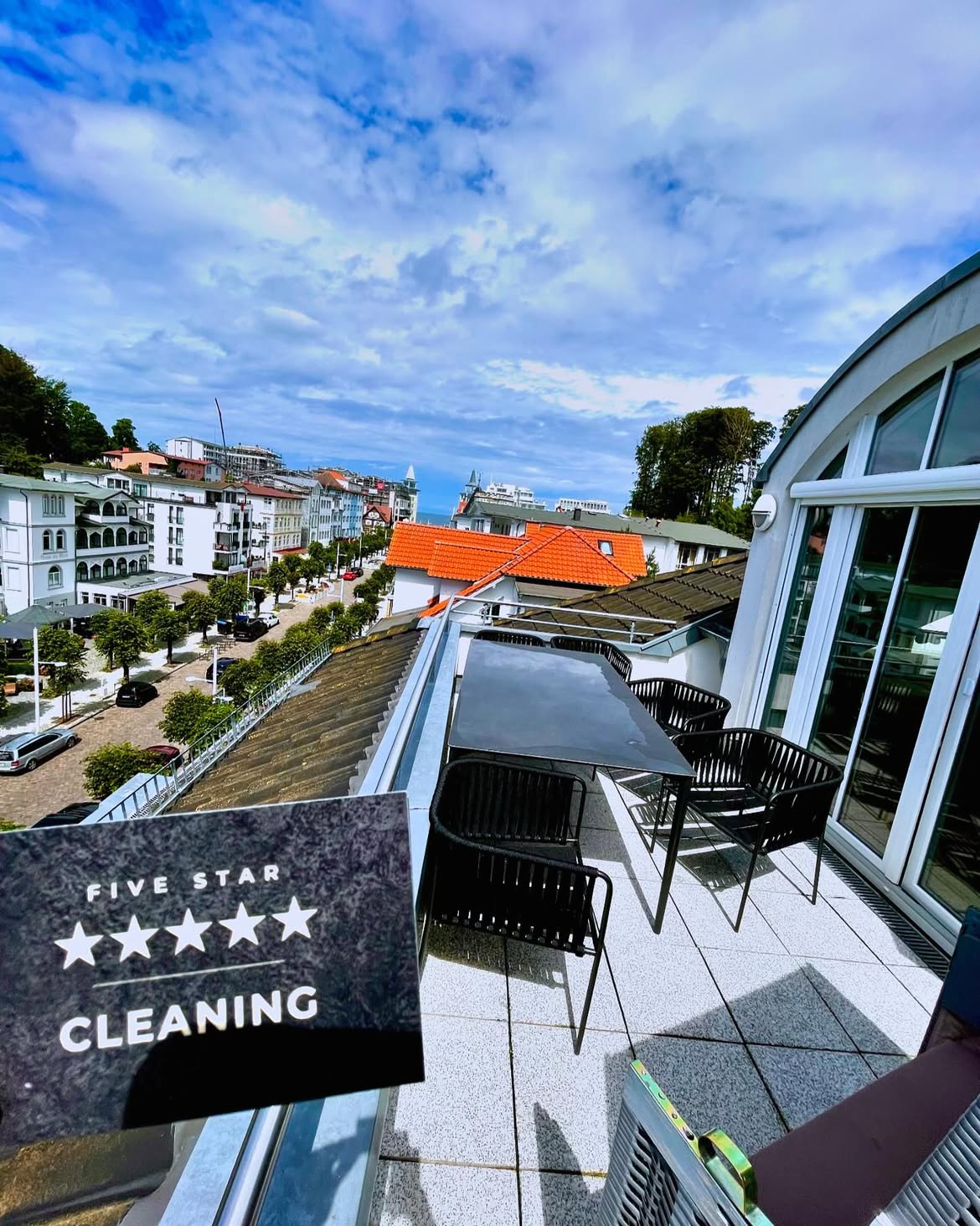 Dachterrasse einer Ferienwohnung mit Blick über die Dächer des Ostseebades